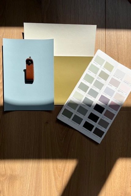 Portrait de Pascaline dans son espace de travail. décoratrice d'intérieur, agencement sur mesure et fondatrice de Maison15.